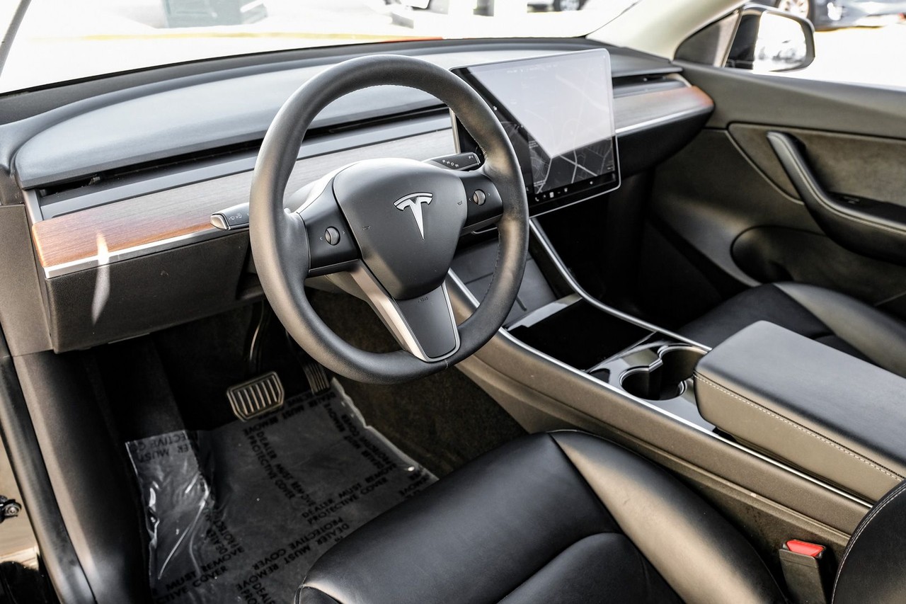 Tesla Model Y Vehicle Main Gallery Image 03