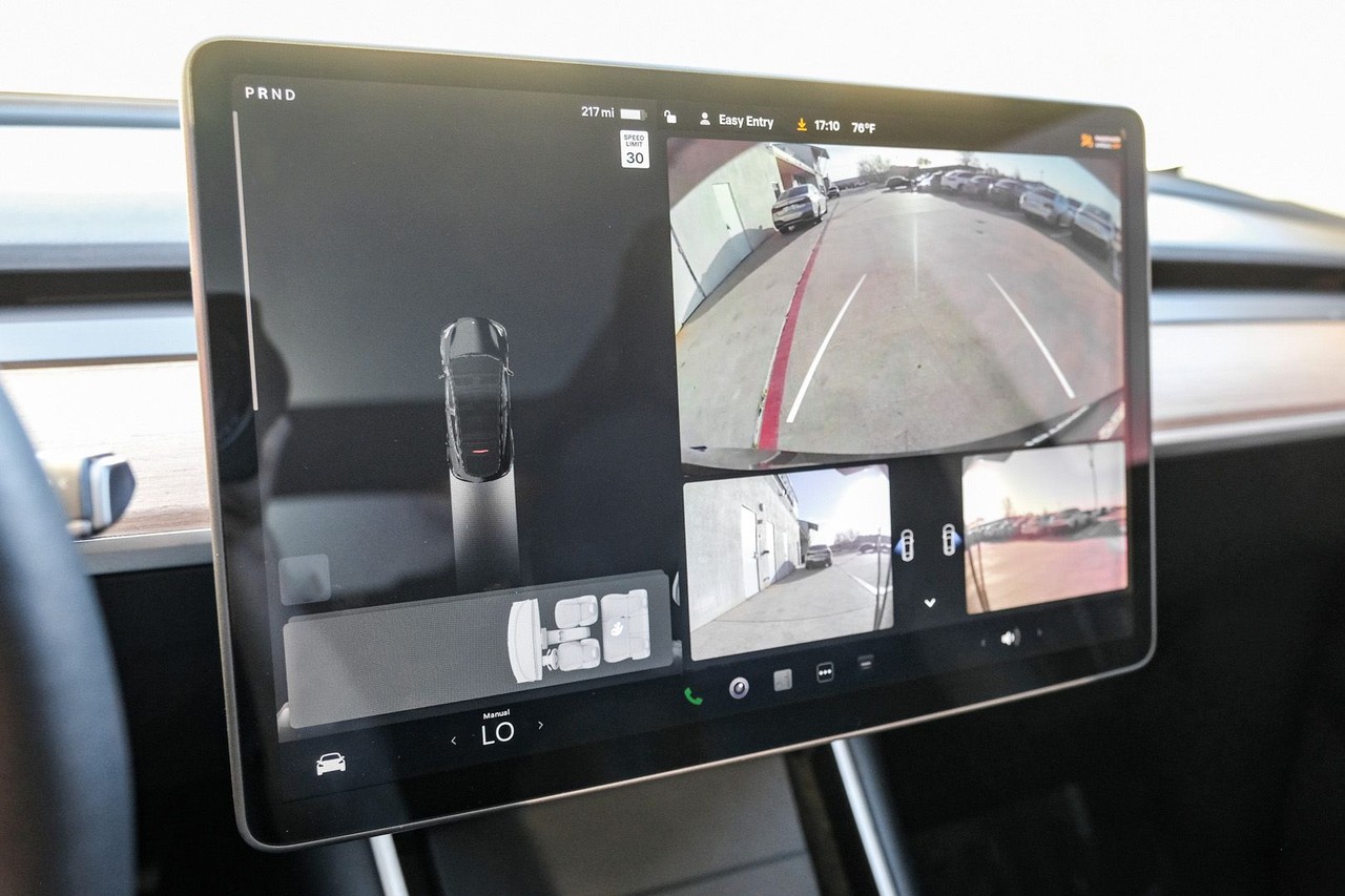 Tesla Model Y Vehicle Main Gallery Image 23