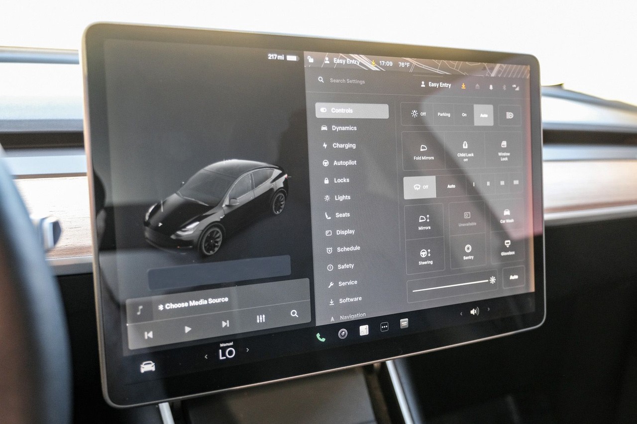Tesla Model Y Vehicle Main Gallery Image 27