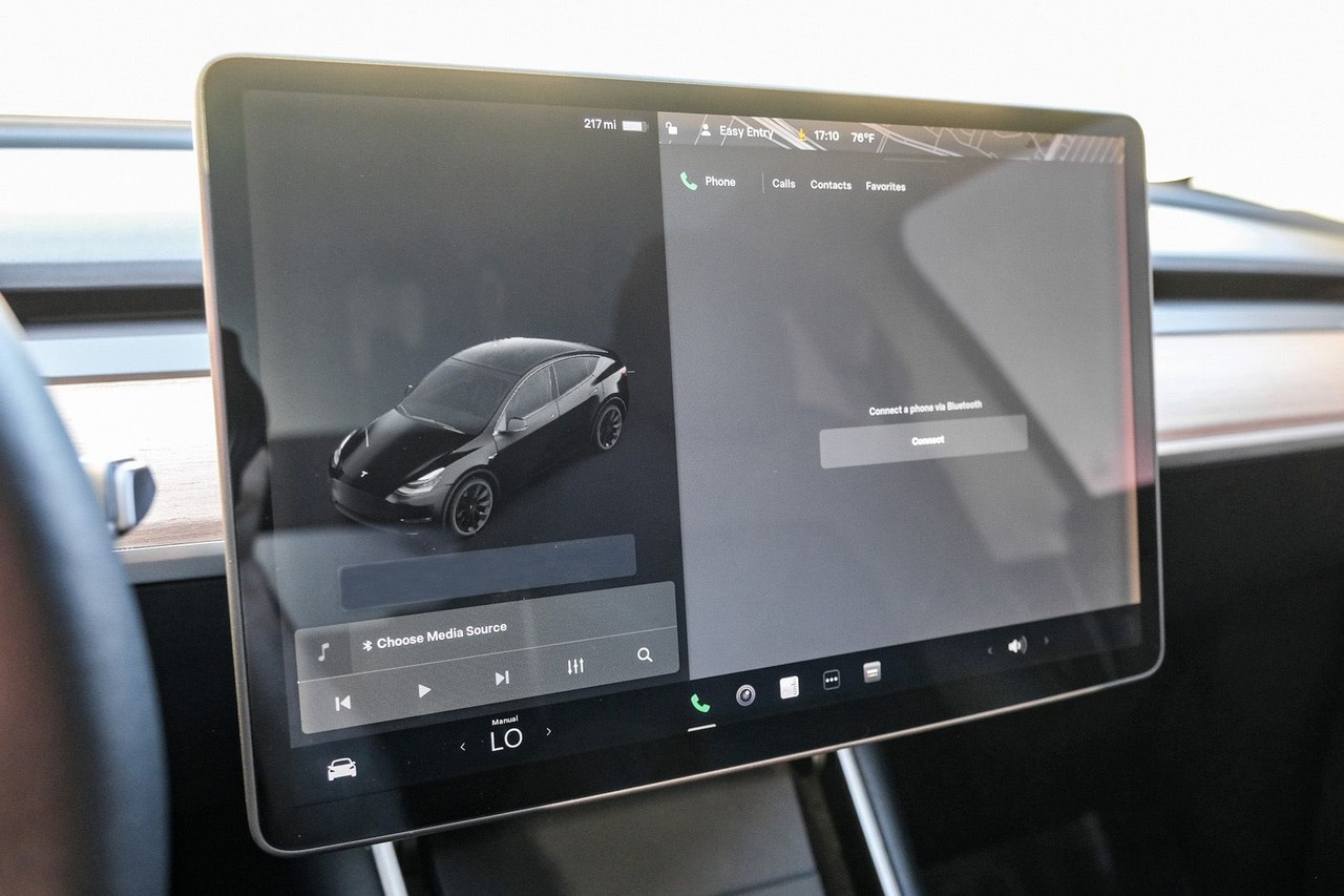 Tesla Model Y Vehicle Main Gallery Image 28