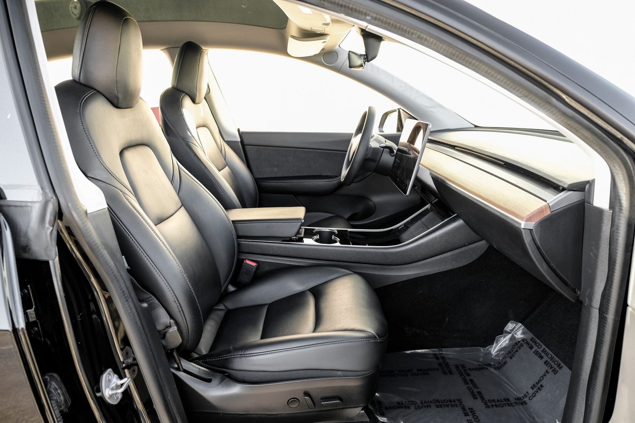 Tesla Model Y Vehicle Main Gallery Image 31