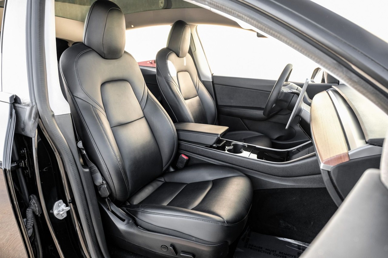 Tesla Model Y Vehicle Main Gallery Image 32