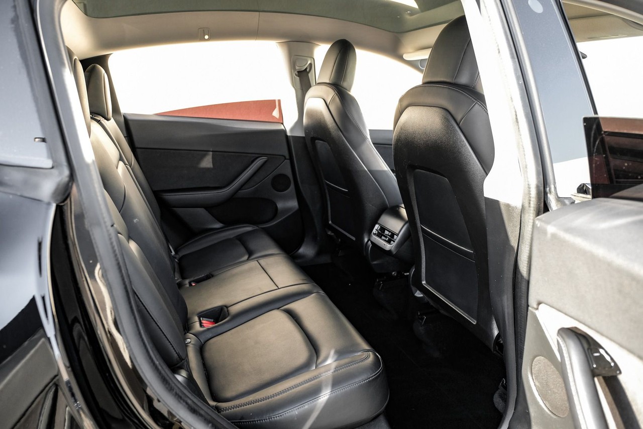 Tesla Model Y Vehicle Main Gallery Image 34