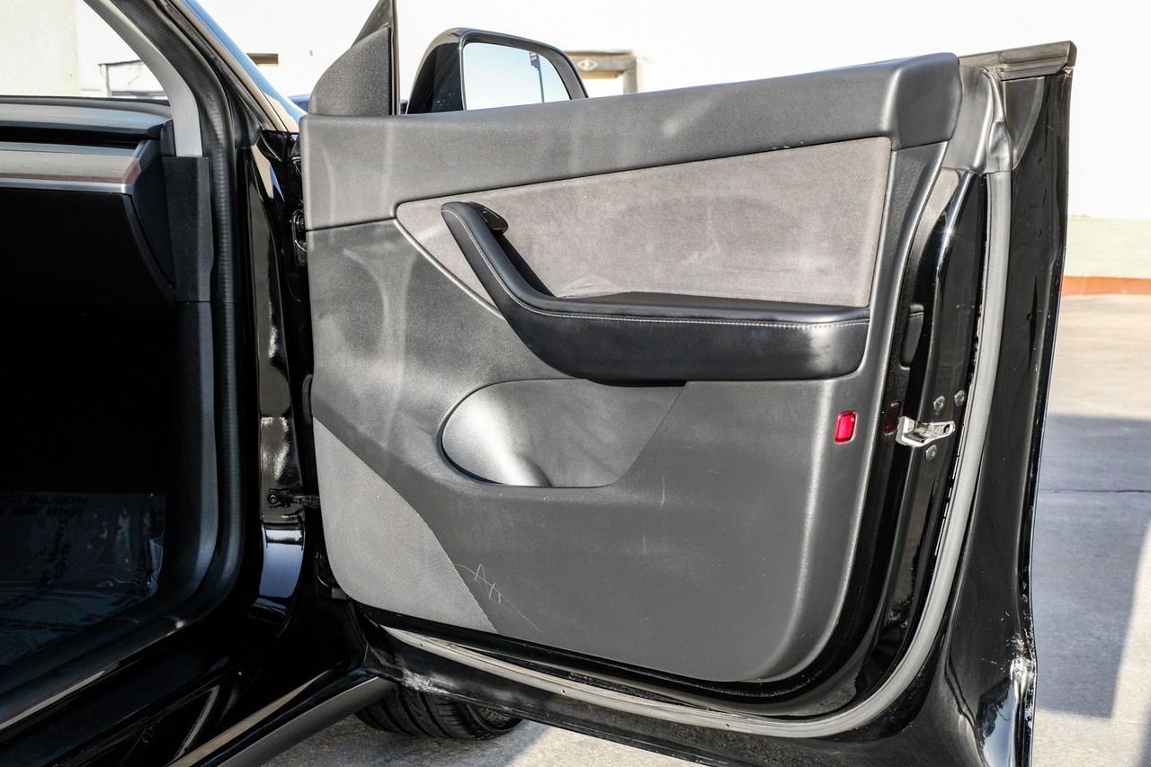 Tesla Model Y Vehicle Main Gallery Image 41