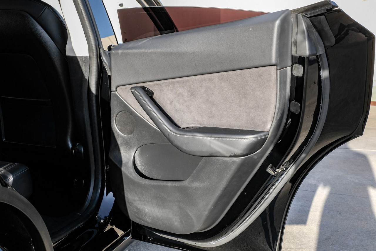 Tesla Model Y Vehicle Main Gallery Image 43