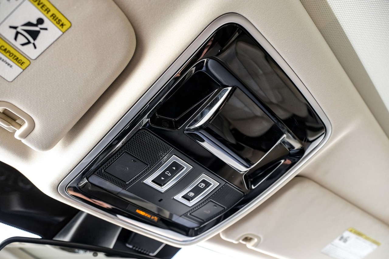 Land Rover Range Rover Sport Vehicle Main Gallery Image 27