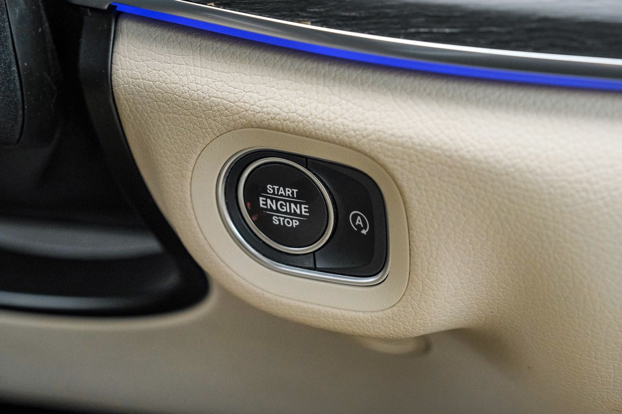 Mercedes-Benz GLS 450 Vehicle Main Gallery Image 21