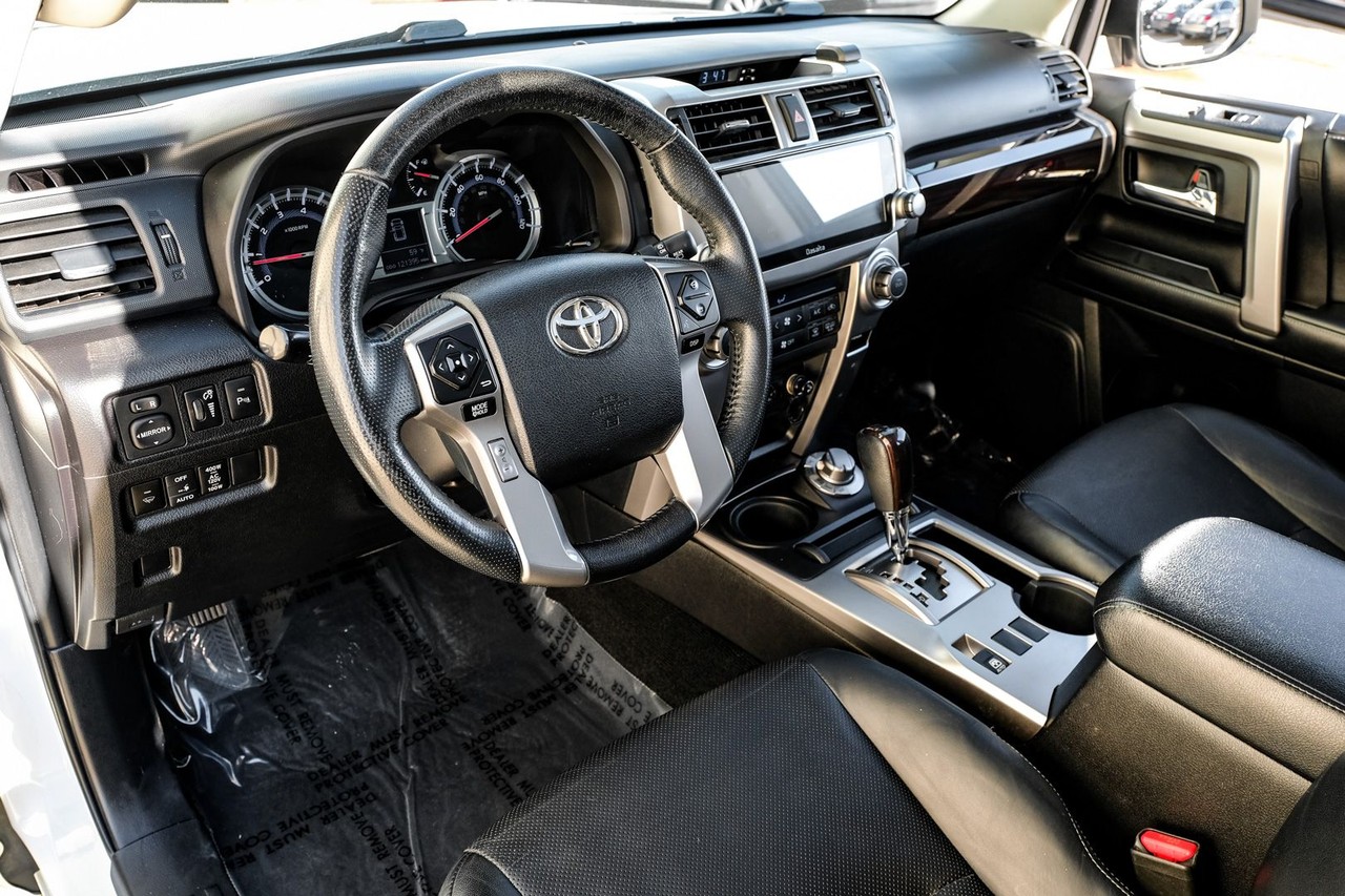 Toyota 4Runner Vehicle Main Gallery Image 03
