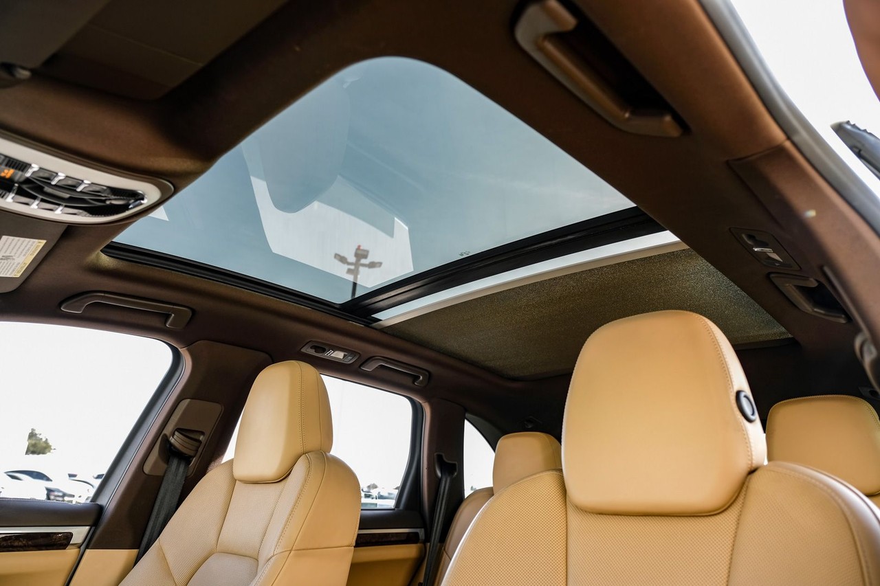 Porsche Cayenne Vehicle Main Gallery Image 05