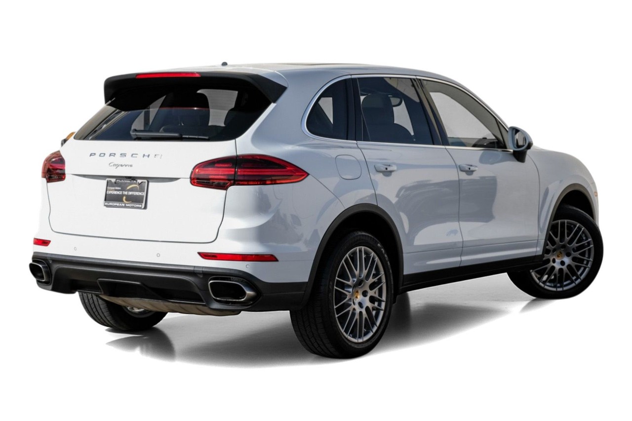 Porsche Cayenne Vehicle Main Gallery Image 09