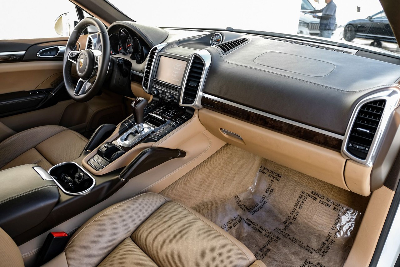 Porsche Cayenne Vehicle Main Gallery Image 12