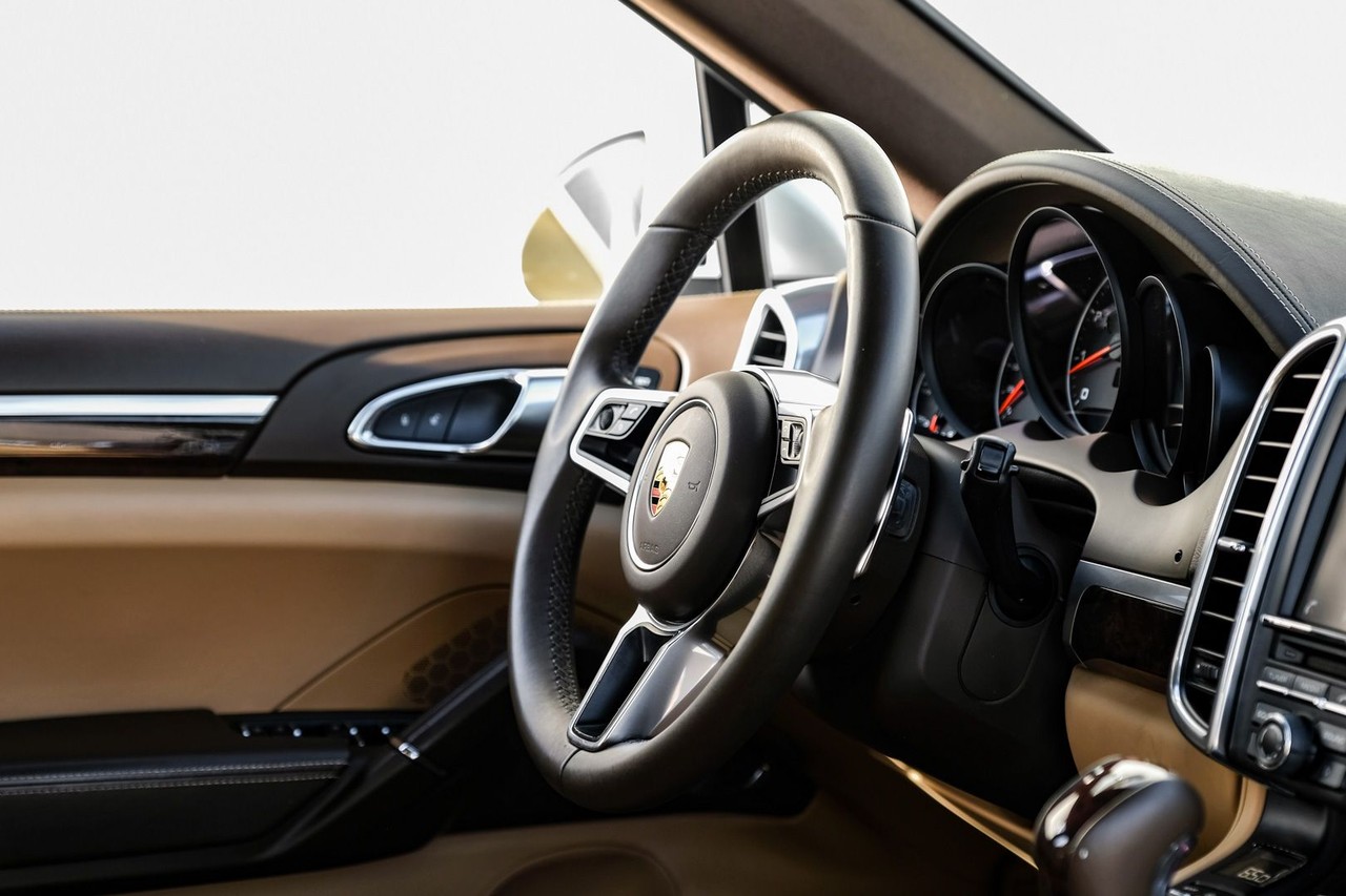 Porsche Cayenne Vehicle Main Gallery Image 13