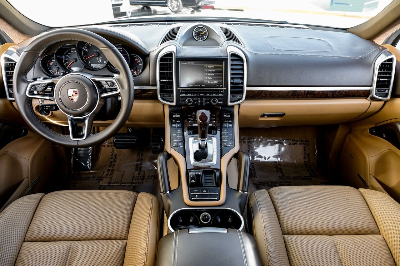 Porsche Cayenne Vehicle Main Gallery Image 14