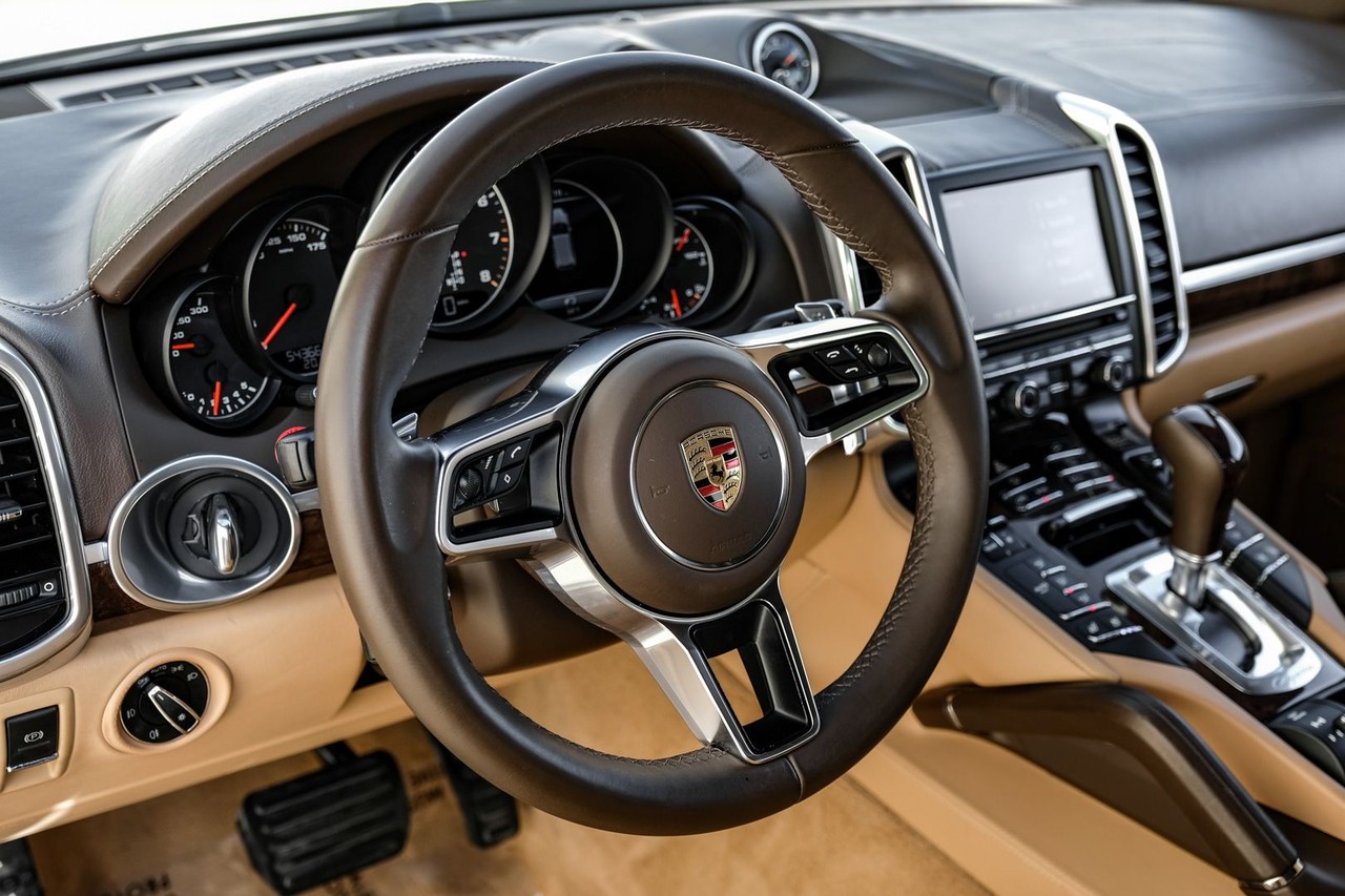 Porsche Cayenne Vehicle Main Gallery Image 15