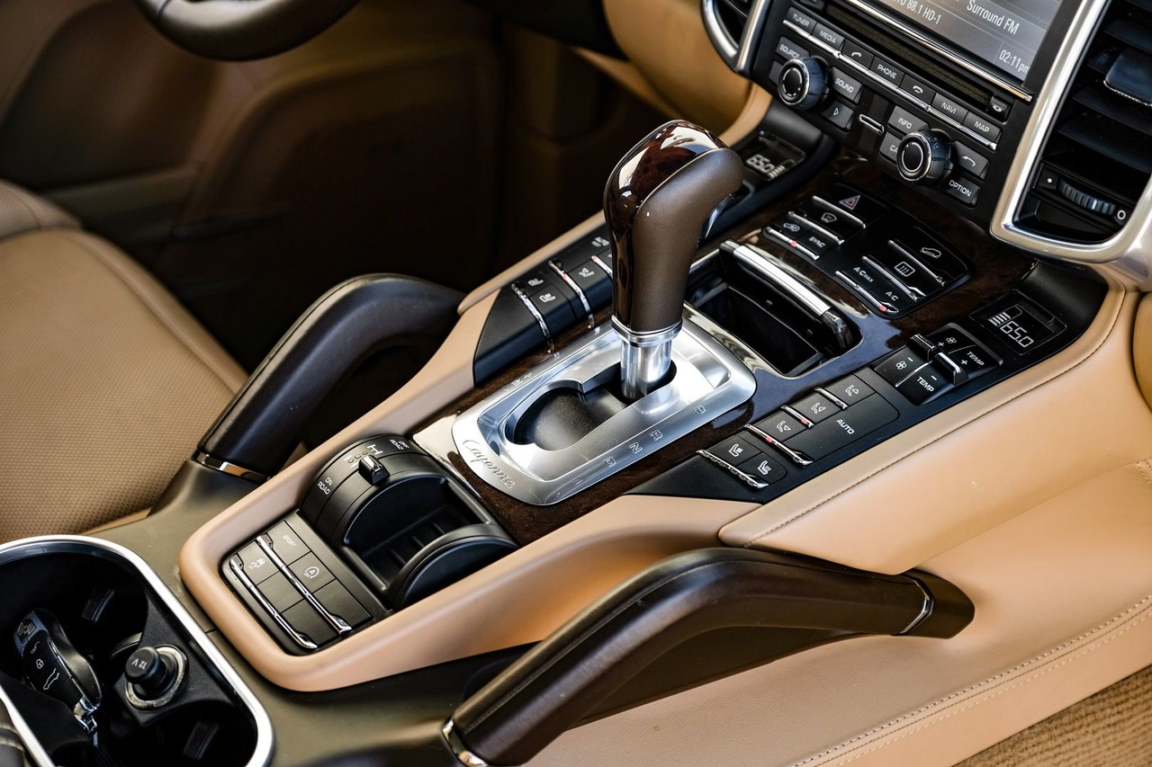 Porsche Cayenne Vehicle Main Gallery Image 23