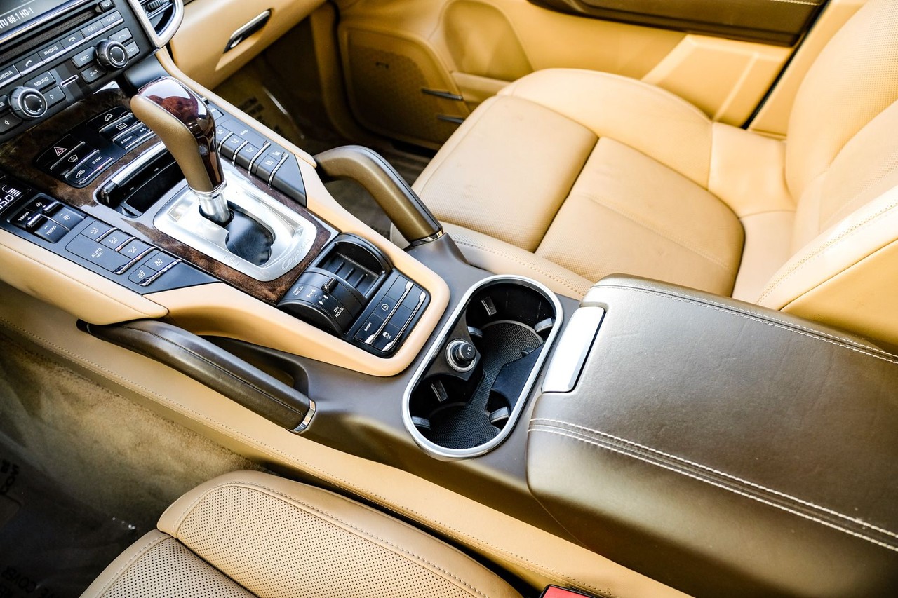 Porsche Cayenne Vehicle Main Gallery Image 24