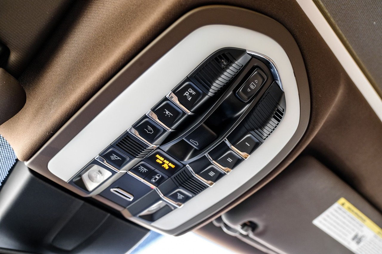 Porsche Cayenne Vehicle Main Gallery Image 26