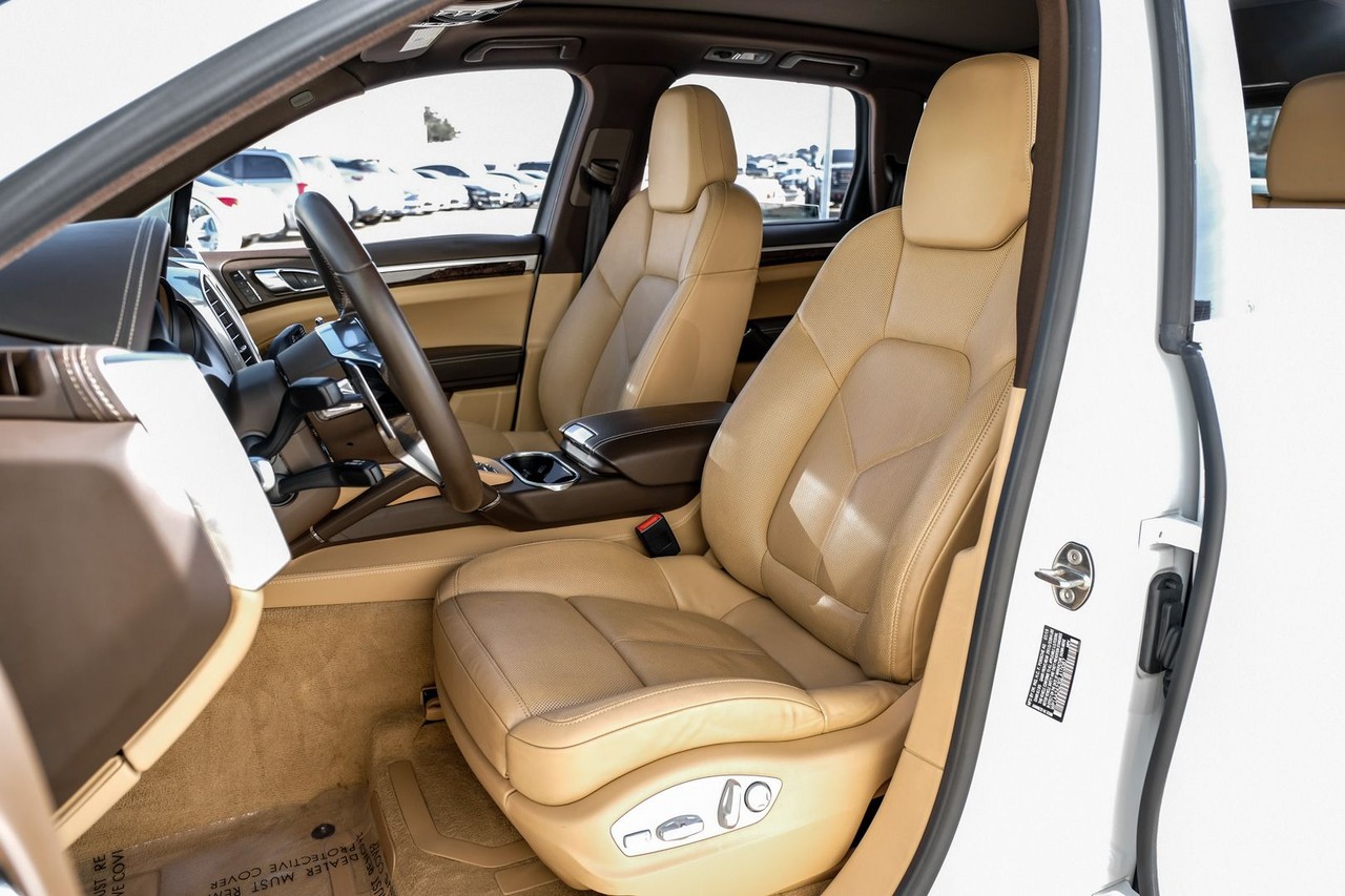 Porsche Cayenne Vehicle Main Gallery Image 31