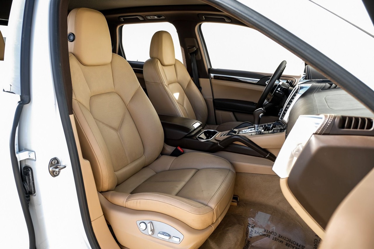 Porsche Cayenne Vehicle Main Gallery Image 32