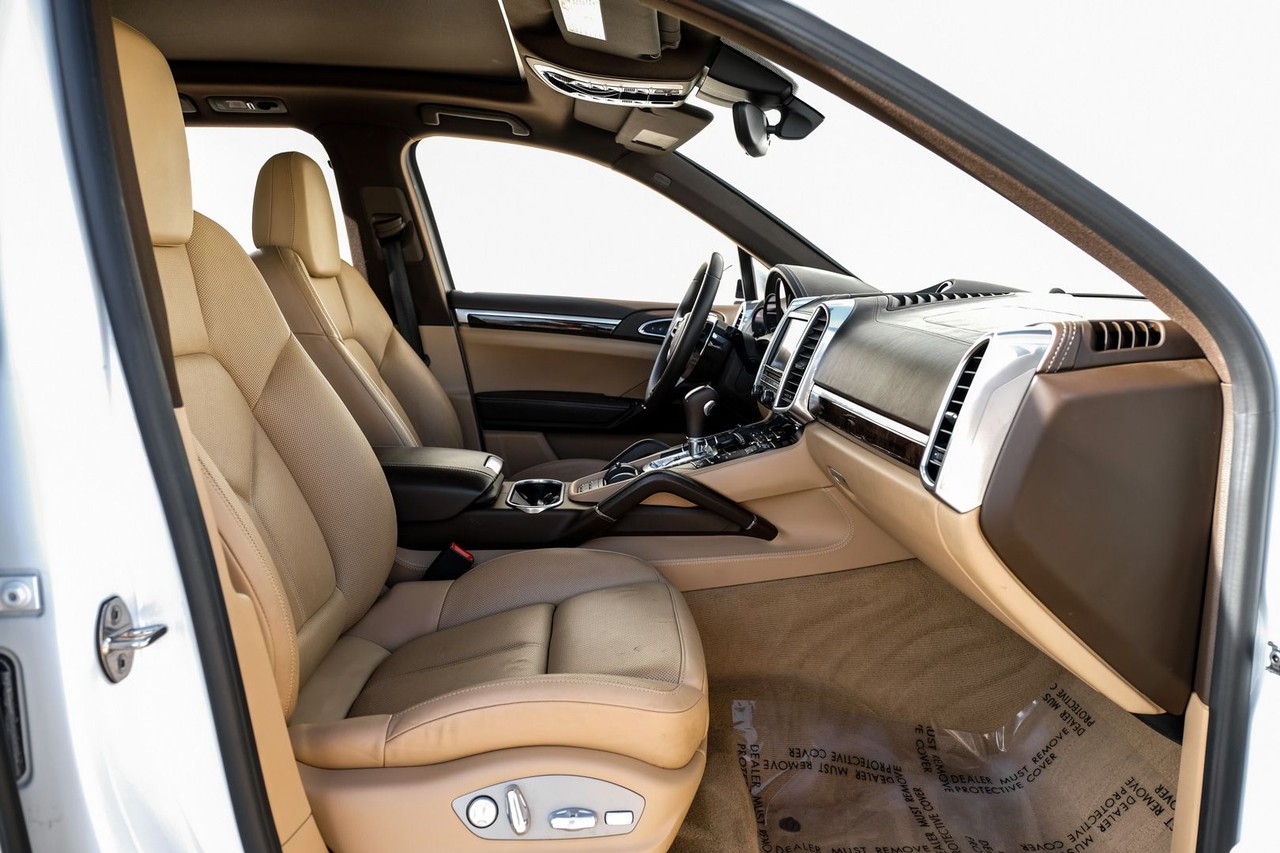 Porsche Cayenne Vehicle Main Gallery Image 33