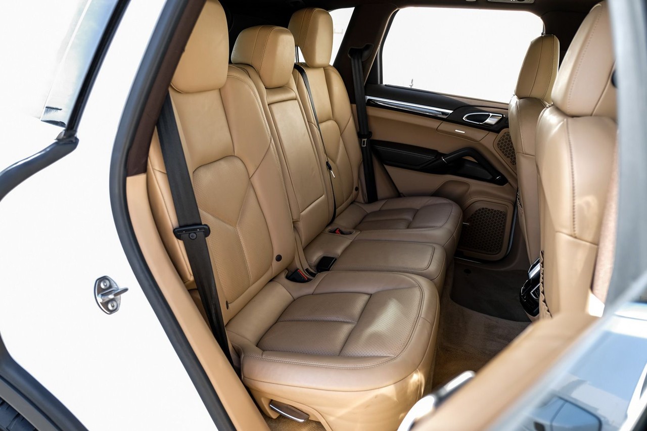 Porsche Cayenne Vehicle Main Gallery Image 34