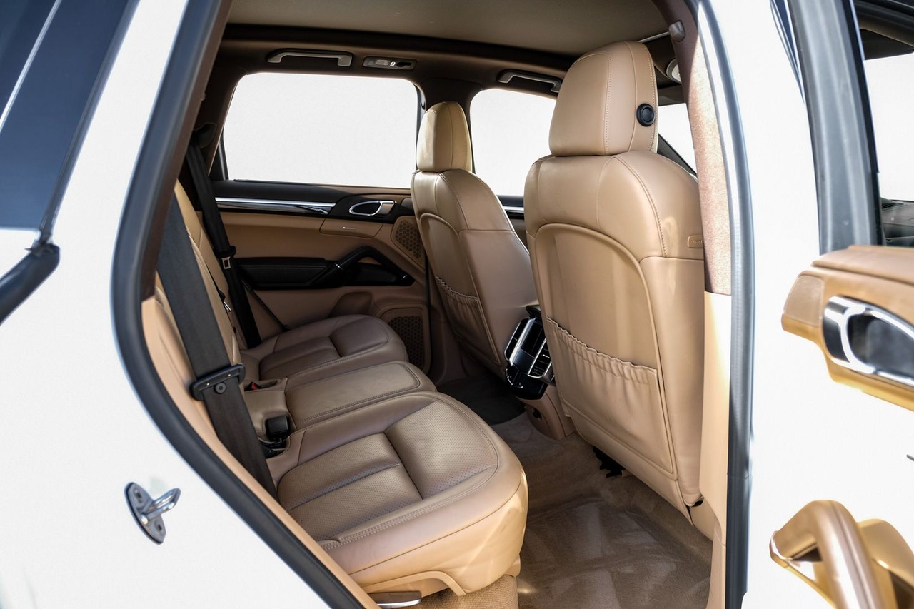 Porsche Cayenne Vehicle Main Gallery Image 35