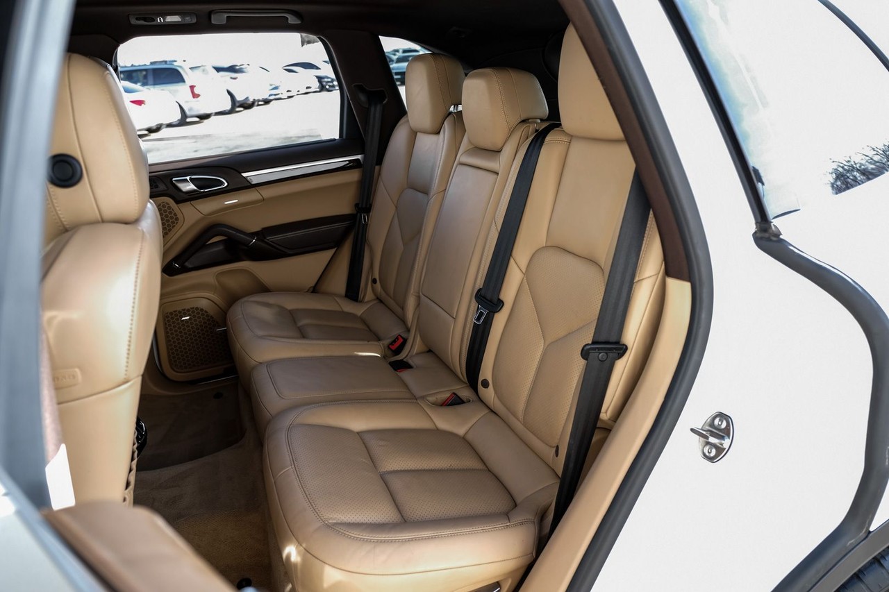 Porsche Cayenne Vehicle Main Gallery Image 37