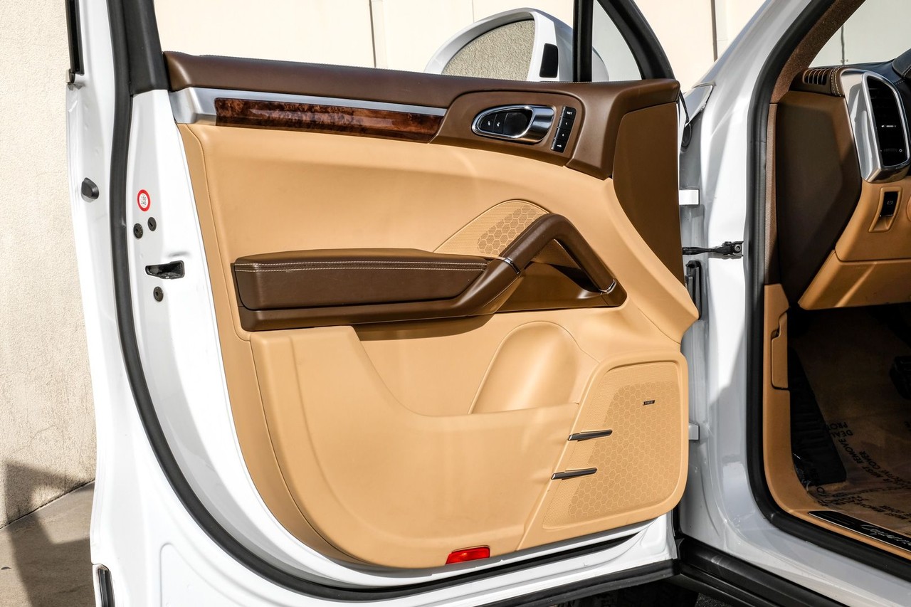 Porsche Cayenne Vehicle Main Gallery Image 40