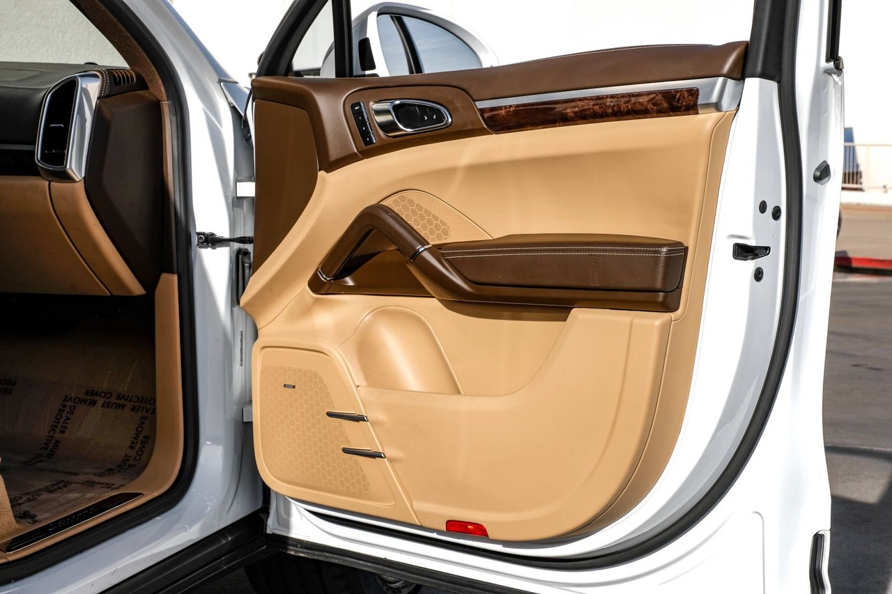 Porsche Cayenne Vehicle Main Gallery Image 42