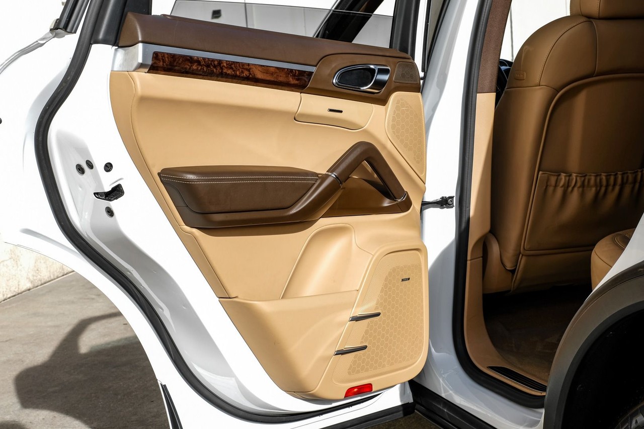 Porsche Cayenne Vehicle Main Gallery Image 43