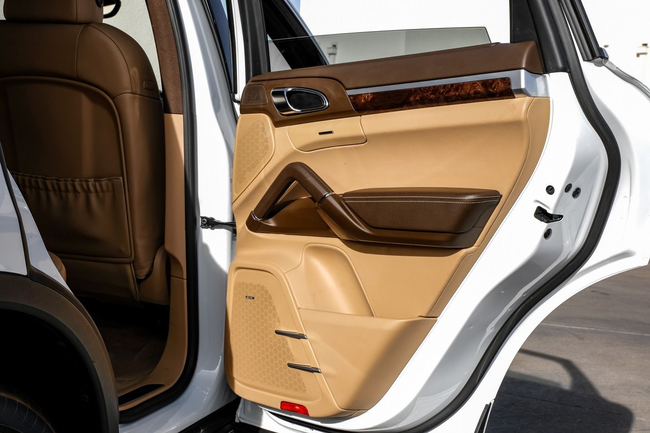 Porsche Cayenne Vehicle Main Gallery Image 44