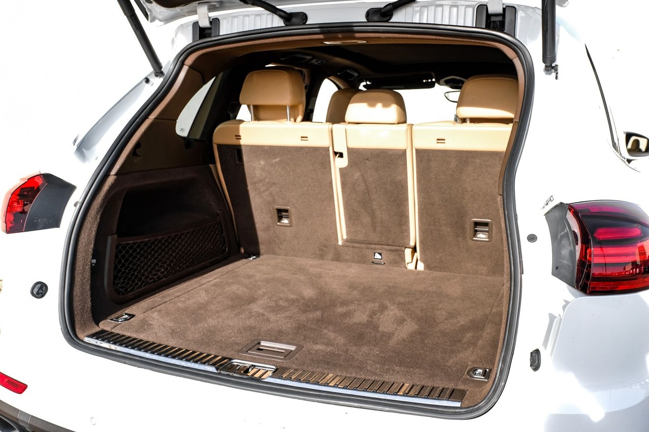 Porsche Cayenne Vehicle Main Gallery Image 46