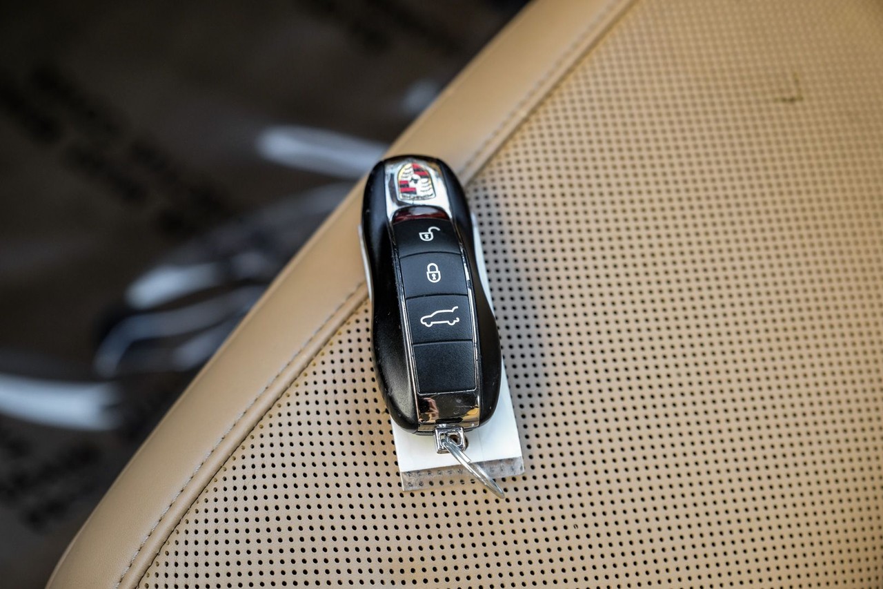 Porsche Cayenne Vehicle Main Gallery Image 52