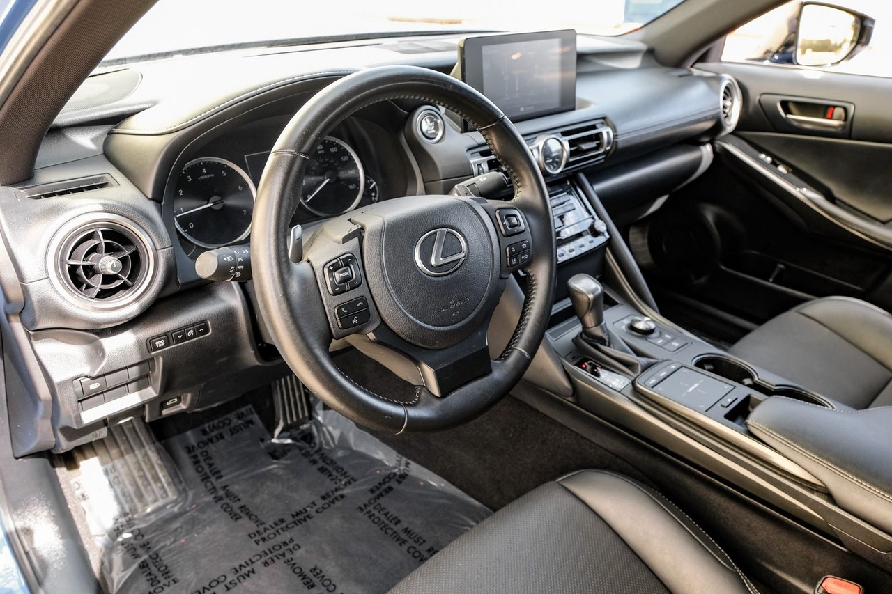 Lexus IS Vehicle Main Gallery Image 03