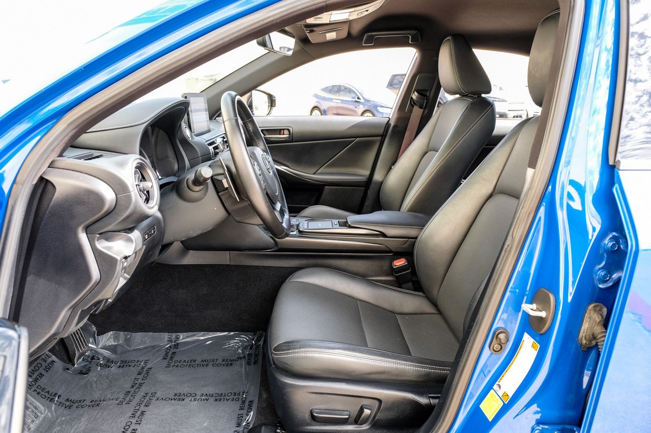 Lexus IS Vehicle Main Gallery Image 04