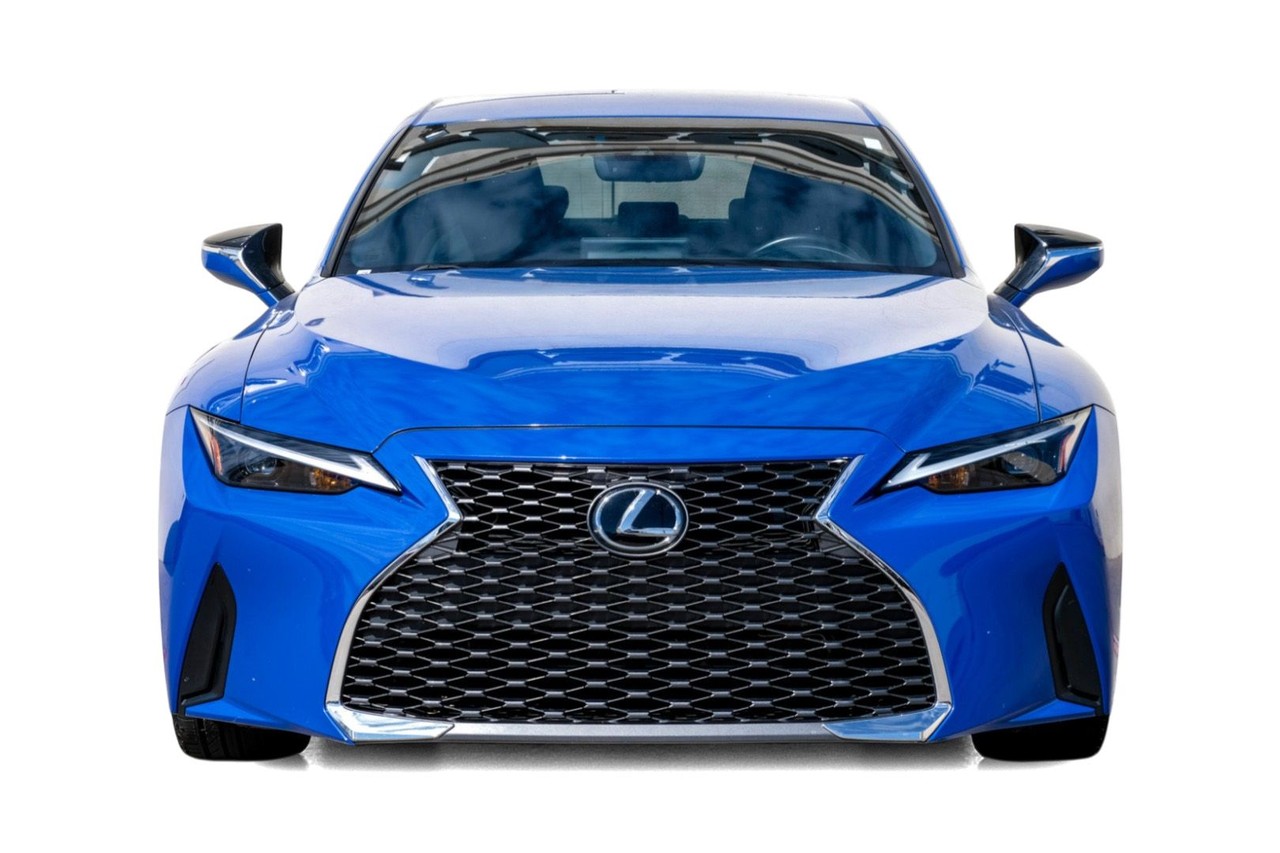 Lexus IS Vehicle Main Gallery Image 05