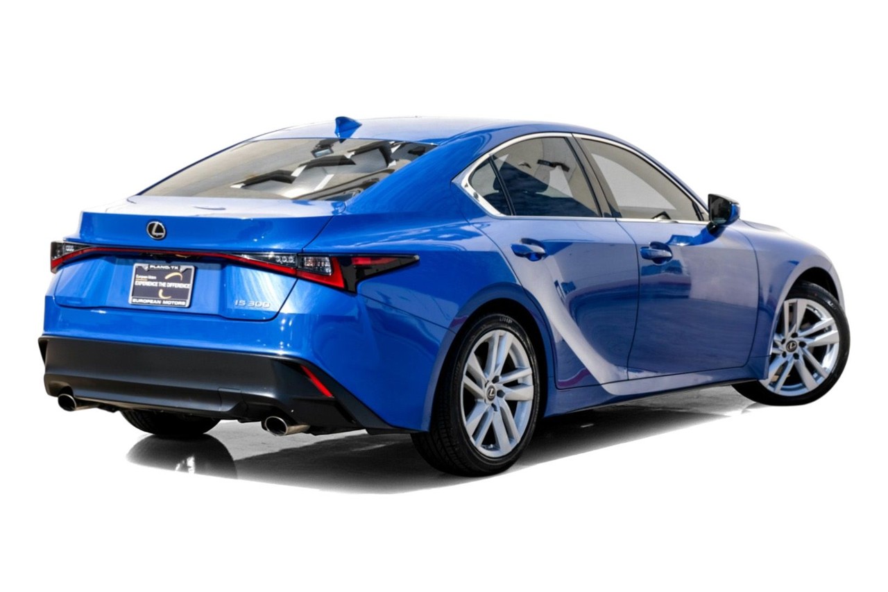 Lexus IS Vehicle Main Gallery Image 08