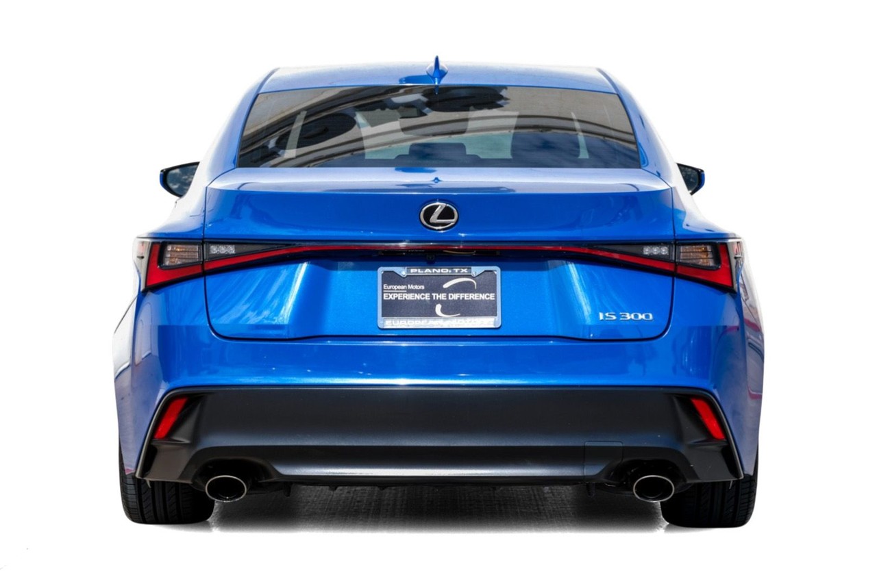 Lexus IS Vehicle Main Gallery Image 09