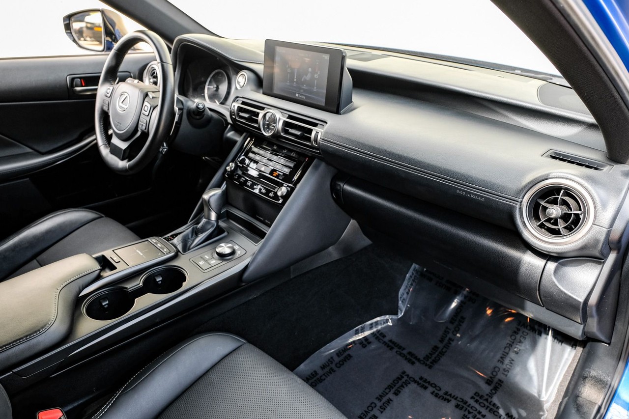 Lexus IS Vehicle Main Gallery Image 12