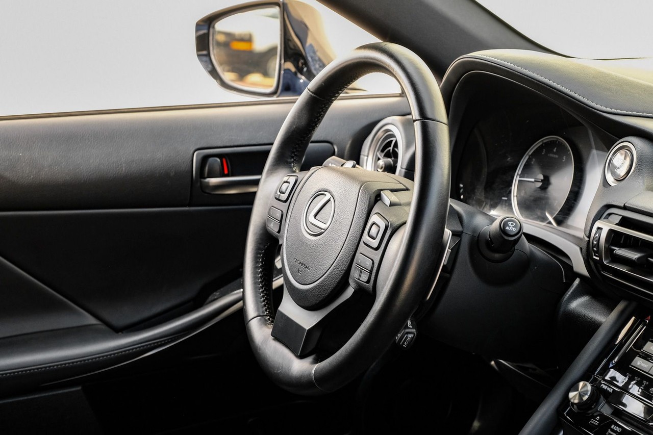 Lexus IS Vehicle Main Gallery Image 13