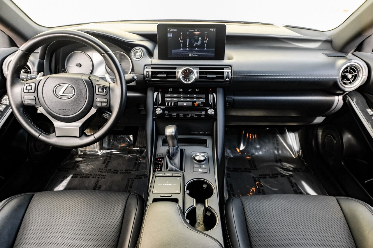 Lexus IS Vehicle Main Gallery Image 14