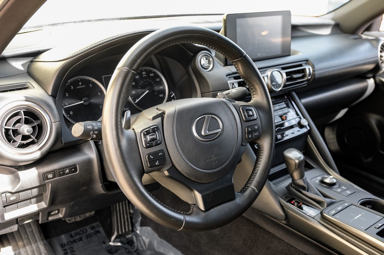 Lexus IS Vehicle Main Gallery Image 15
