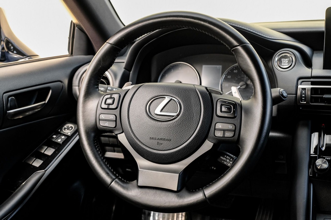 Lexus IS Vehicle Main Gallery Image 16