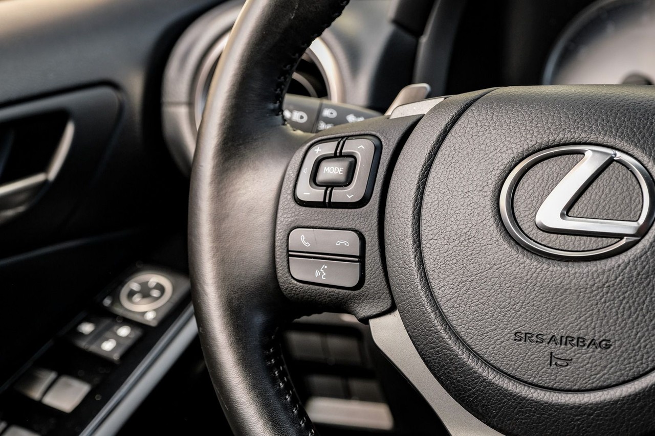 Lexus IS Vehicle Main Gallery Image 17