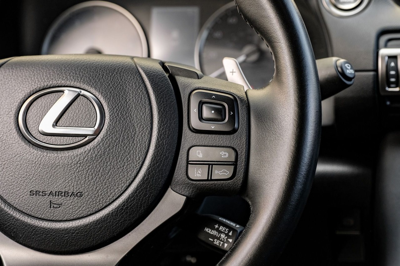 Lexus IS Vehicle Main Gallery Image 18