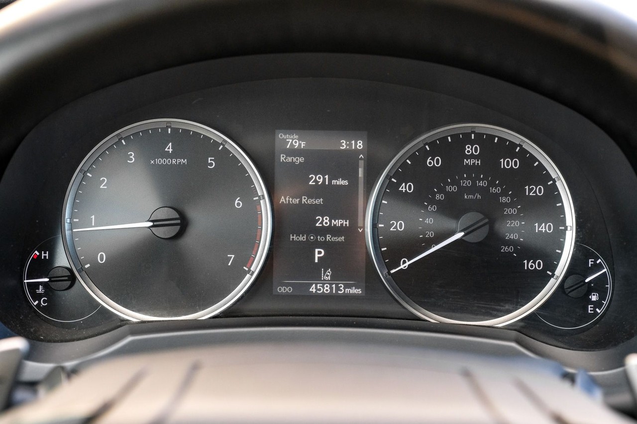 Lexus IS Vehicle Main Gallery Image 19