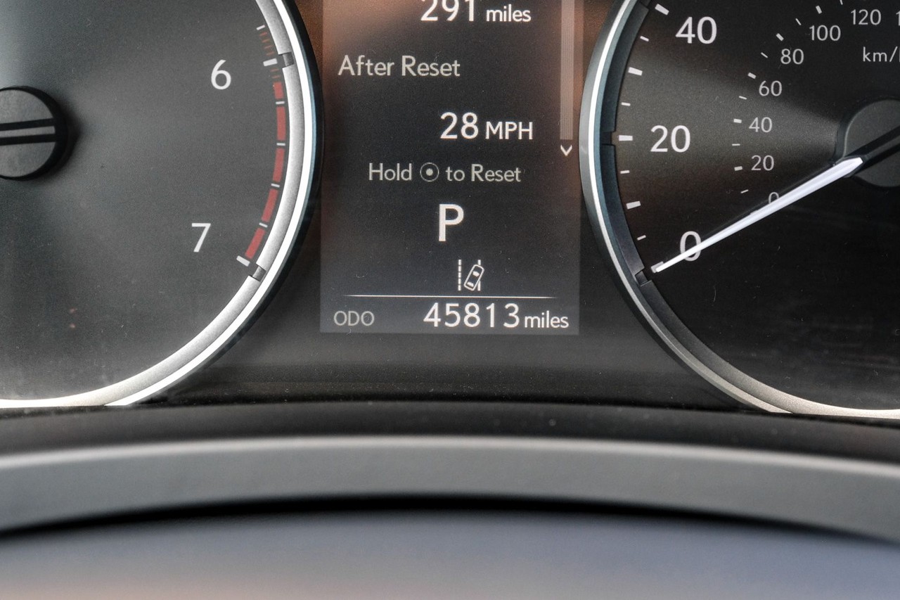 Lexus IS Vehicle Main Gallery Image 20