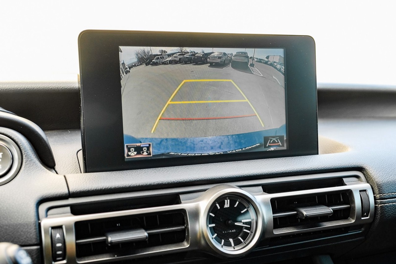 Lexus IS Vehicle Main Gallery Image 21