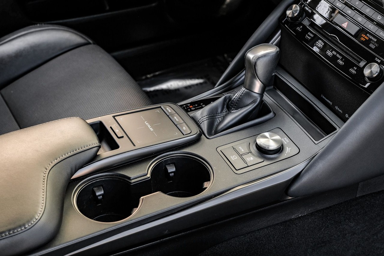 Lexus IS Vehicle Main Gallery Image 22