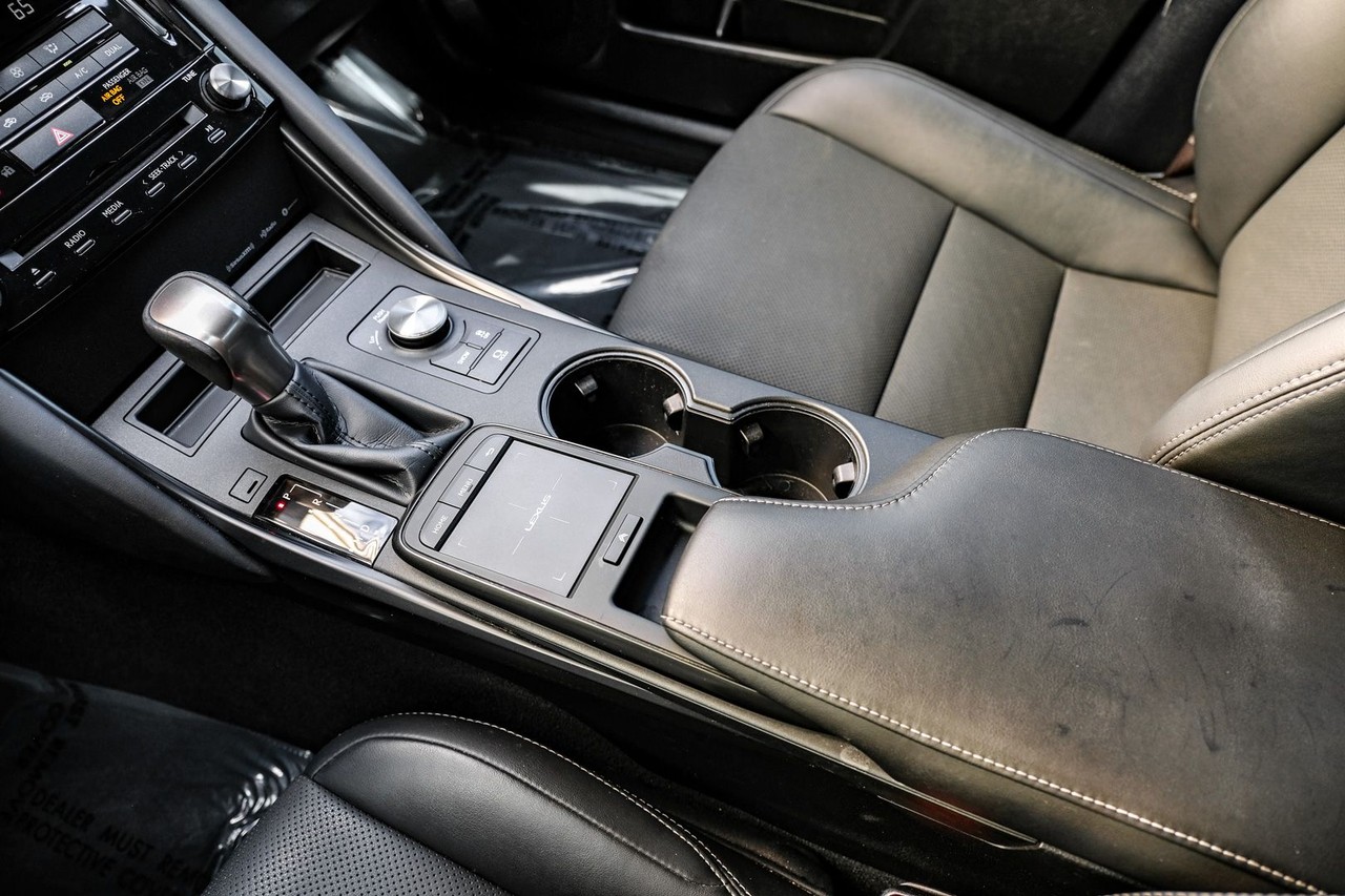 Lexus IS Vehicle Main Gallery Image 23